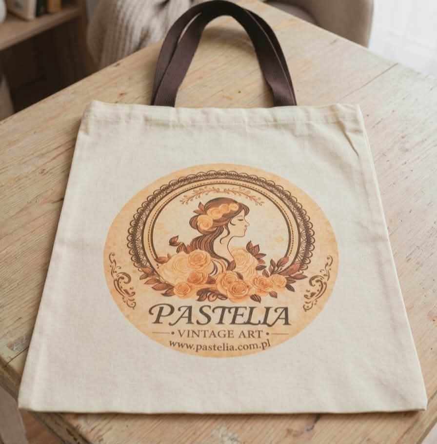 Torba ręcznie szyta z płótna bawełnianego w jasnym kolorze, z logo Pastelia z przodu