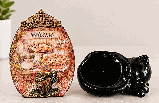 Urocza ozdoba kuchenna hand made – decoupage, reliefy i patyna (12 cm).