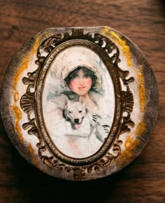 Hand-decorated compact mirrors / vintage retro powder compacts – unique craftsmanship