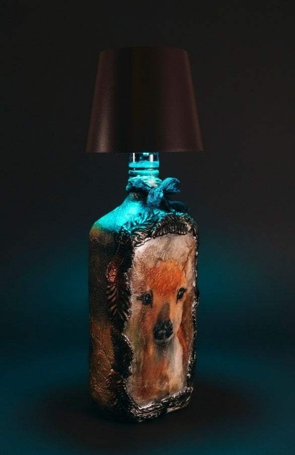 Lampa butelkowa z brązowym abażurem, ręcznie zdobiona motywem sarny