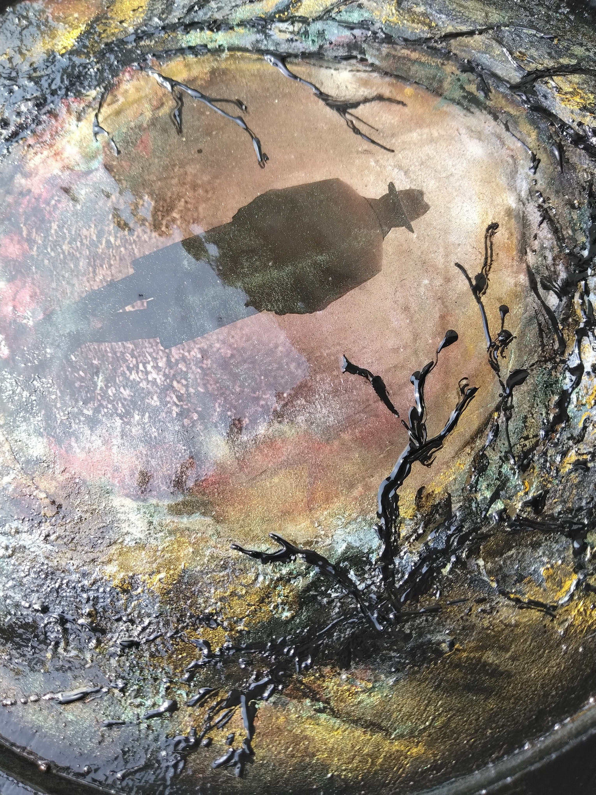 Patera artystyczna z metaliczną fakturą i złoto-czarną ozdobą gałązek