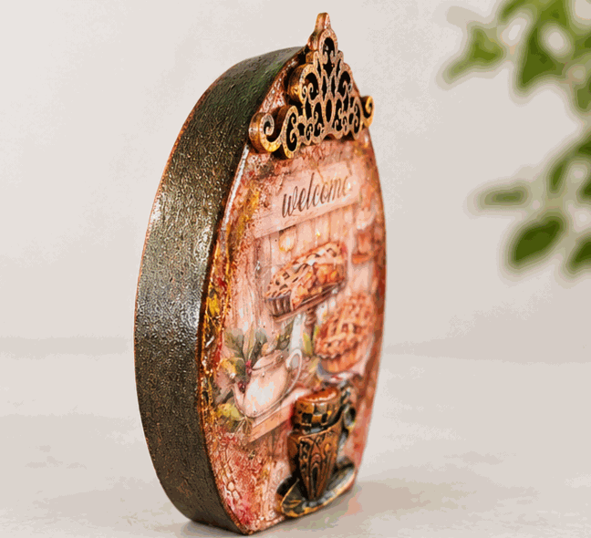 Urocza ozdoba kuchenna hand made – decoupage, reliefy i patyna (12 cm).