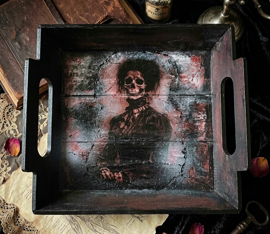Taca Vintage w stylu gotyckim, Bellatrix z motywem mrocznej panny – ręcznie zdobiona i malowana. - Pastelia - Unique Art Pieces