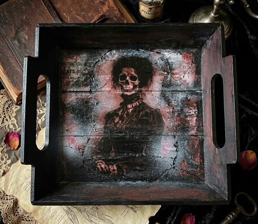 Taca Vintage w stylu gotyckim, Bellatrix z motywem mrocznej panny – ręcznie zdobiona i malowana. - Pastelia - Unique Art Pieces