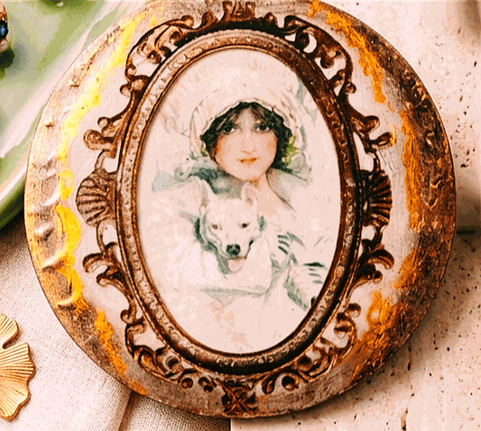 Ręcznie zdobione lusterko kieszonkowe / puderniczka vintage retro – unikatowe rękodzieło