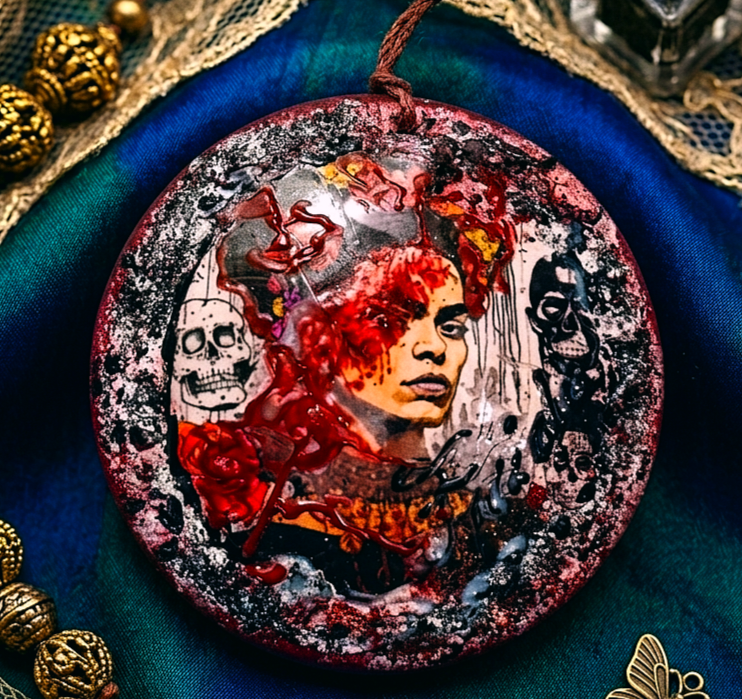 Mroczny Medalion Halloween — zawieszka dekoracyjna 7 cm różne warianty - Pastelia - Unique Art Pieces