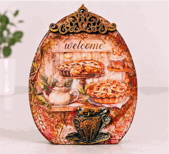 Urocza ozdoba kuchenna hand made – decoupage, reliefy i patyna (12 cm).