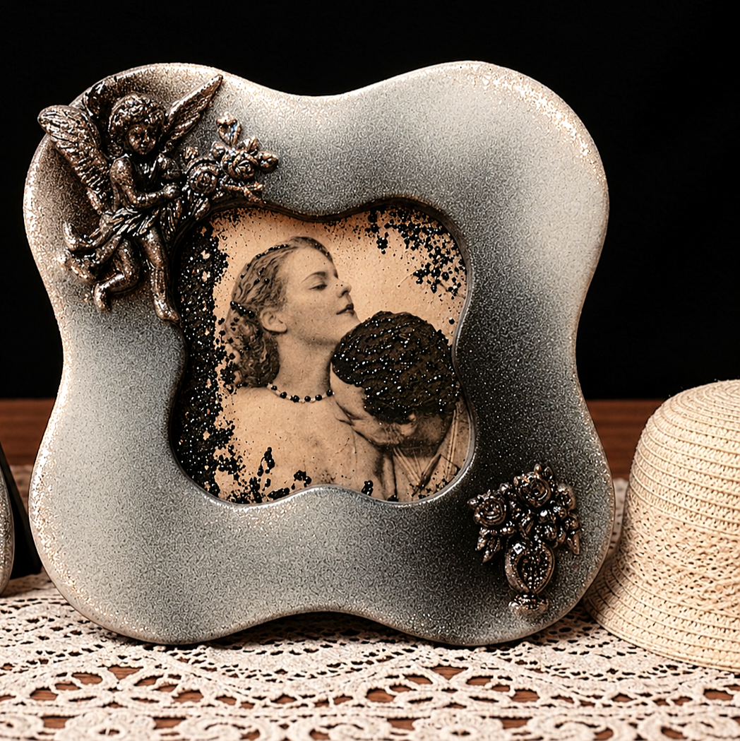 Ceramiczna ramka dekoracyjna 3D romantyczna para w stylu Art Deco ręcznie malowana i zdobiona - Pastelia - Unique Art Pieces
