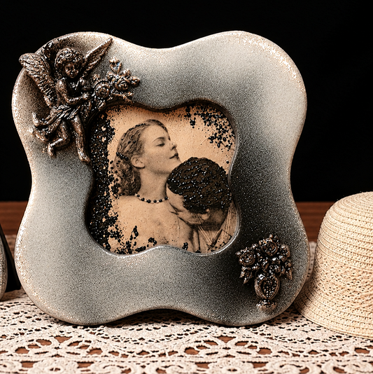 Ceramiczna ramka dekoracyjna 3D romantyczna para w stylu Art Deco ręcznie malowana i zdobiona - Pastelia - Unique Art Pieces