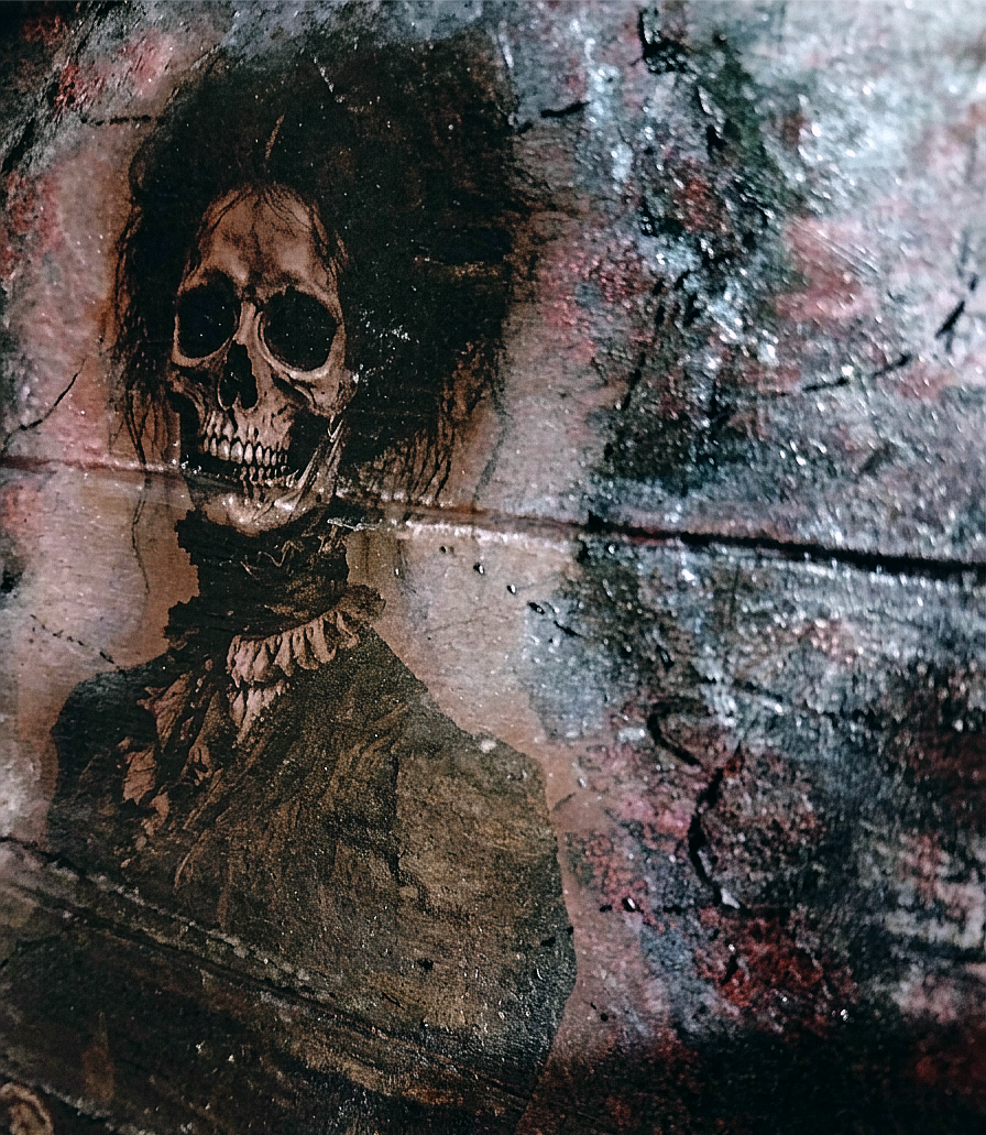 Taca Vintage w stylu gotyckim, Bellatrix z motywem mrocznej panny – ręcznie zdobiona i malowana. - Pastelia - Unique Art Pieces