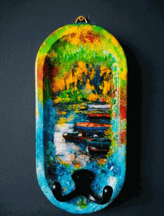 Klimatyczny wieszak ścienny 3D z łódkami (25x12 cm) ręcznie malowany