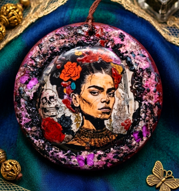 Mroczny Medalion Halloween — zawieszka dekoracyjna 7 cm różne warianty - Pastelia - Unique Art Pieces