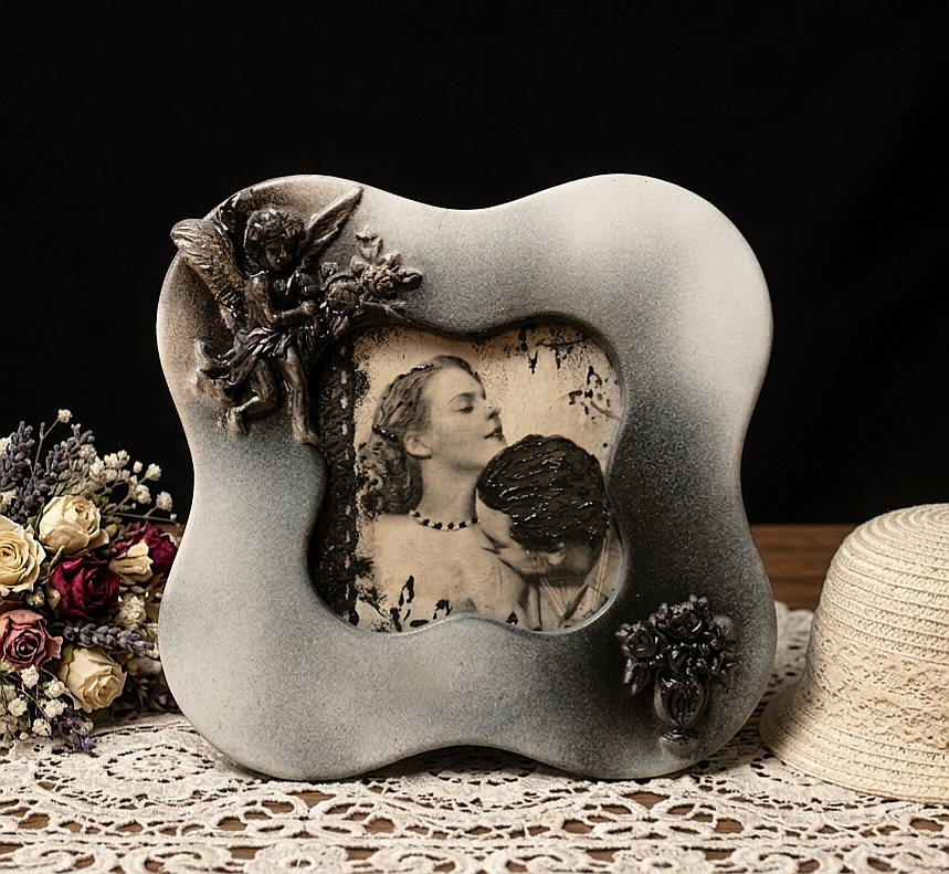 Ceramiczna ramka dekoracyjna 3D romantyczna para w stylu Art Deco ręcznie malowana i zdobiona - Pastelia - Unique Art Pieces