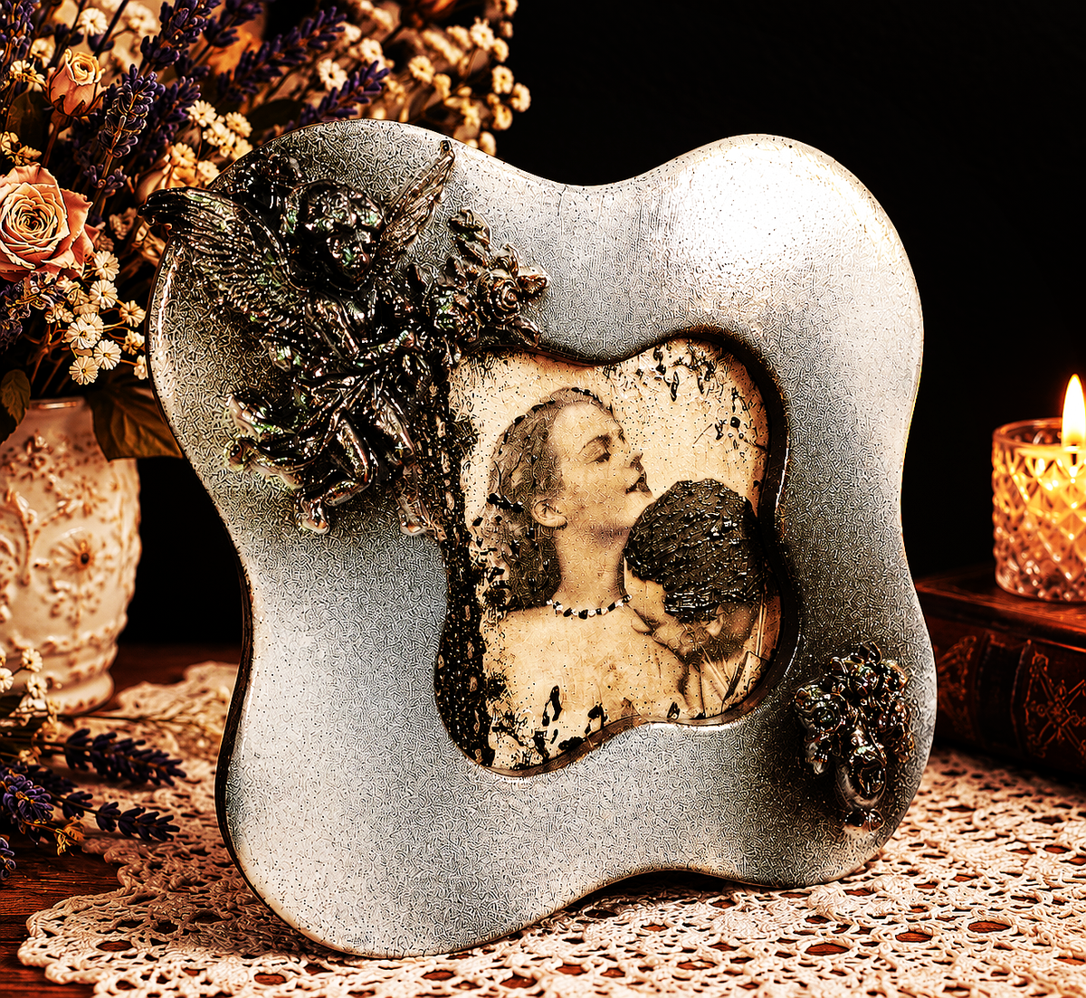 Ceramiczna ramka dekoracyjna 3D romantyczna para w stylu Art Deco ręcznie malowana i zdobiona - Pastelia - Unique Art Pieces