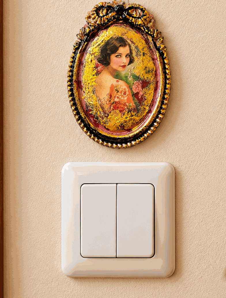 Mini portrety Art Deco na przylepiec nad przełącznik elektryczny autorskie unikaty