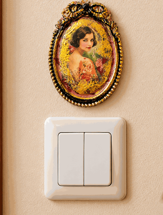 Mini portrety Art Deco na przylepiec nad przełącznik elektryczny autorskie unikaty