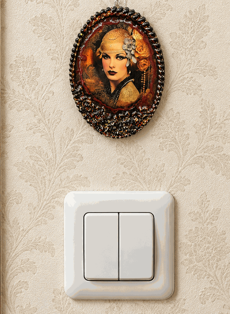 Mini portrety Art Deco na przylepiec nad przełącznik elektryczny autorskie unikaty